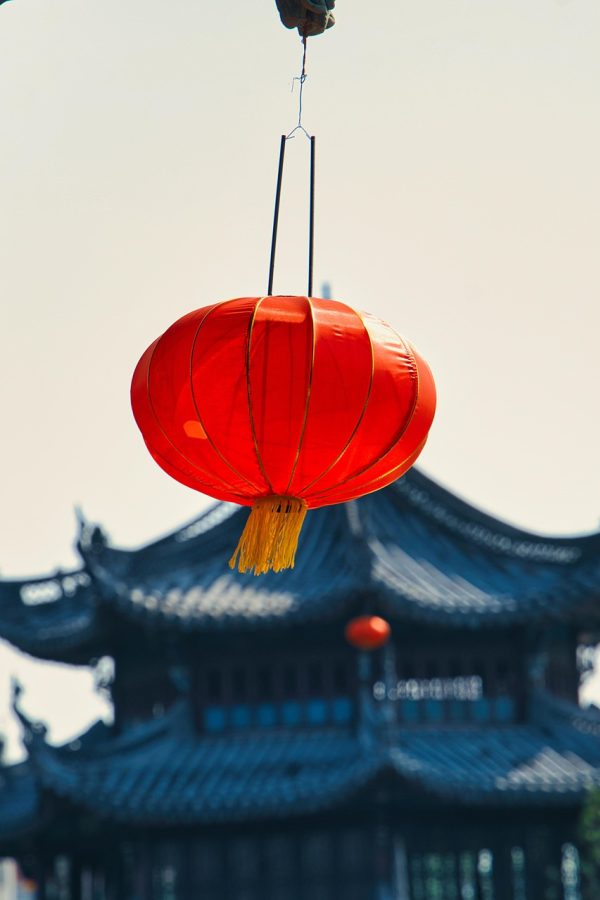 大a App 首页行情总览界面竖屏截图，深紫色背景上排列着当日指数卡片与自选清单，光线从顶部斜射下来